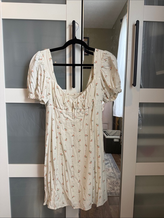 Urban Outfitters Dresses & Skirts - Urban Outfitters Cream Floral Puff-Sleeve Midi Dress